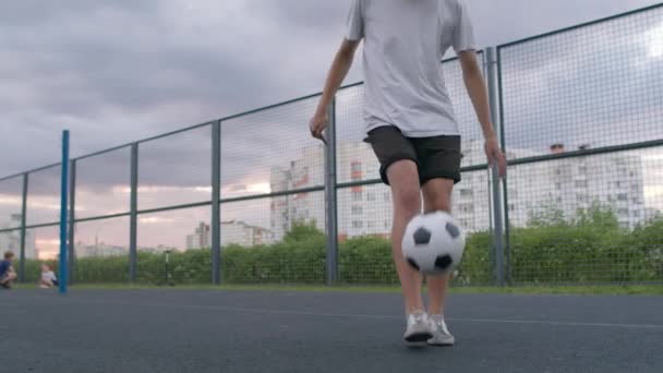 Dilettante uomo praticare le abilità di calcio — Video Stock