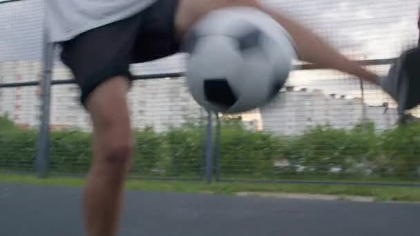 Spelare utföra trick med bollen — Stockvideo