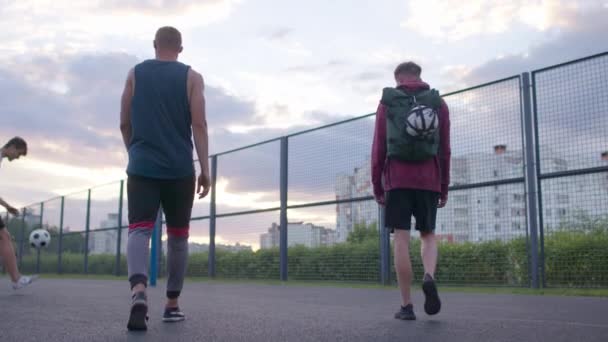 Fußballmannschaft geht auf Spielplatz — Stockvideo