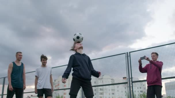 Hráči provádět triky s míčem — Stock video