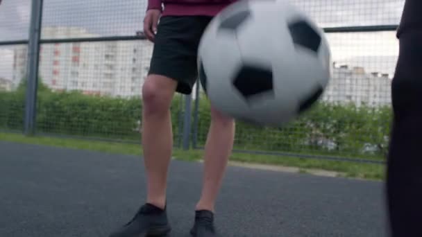 Los jugadores realizan trucos con pelota — Vídeo de stock