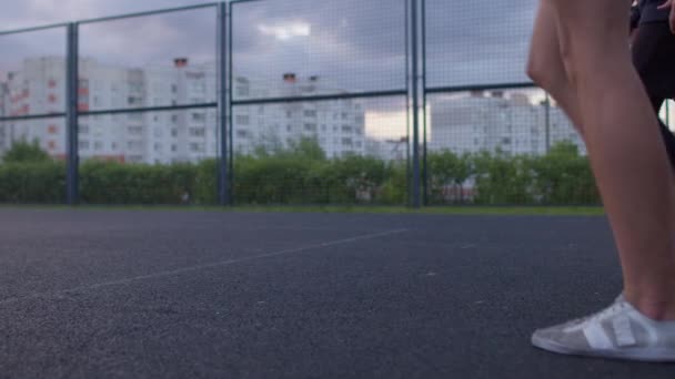 Fußballmannschaft geht auf Spielplatz — Stockvideo