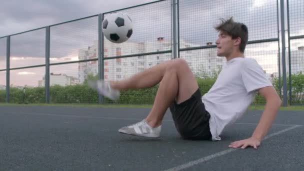 Amatőr férfi gyakorló futball készségek — Stock videók