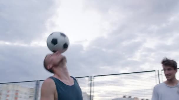 Гравці виконують трюки з м'ячем — стокове відео