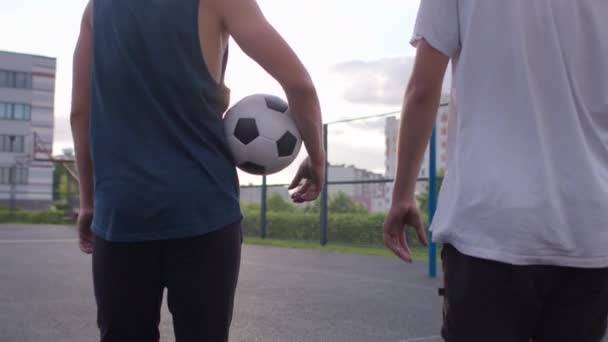 Equipa de futebol a sair no parque infantil — Vídeo de Stock