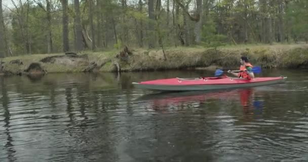 Chlap ovládá raft pomocí pádla — Stock video