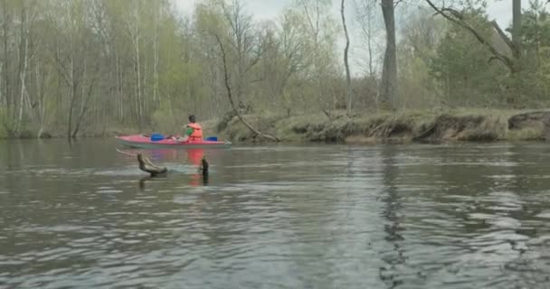 Facet kontroluje tratwę używając wiosła — Wideo stockowe