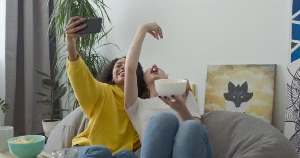 Щасливі молоді жінки смішні розмови — стокове відео