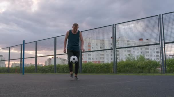 Любитель, практикующий футбольные навыки — стоковое видео