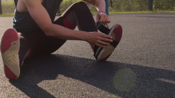 Pria yang menempelkan sepatu bocor — Stok Video