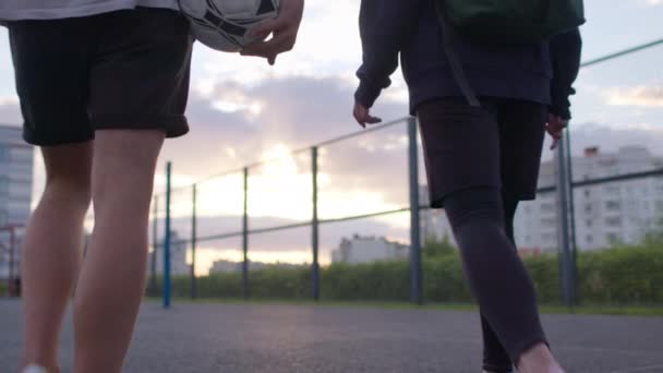 Fußballpaar geht auf Spielplatz — Stockvideo