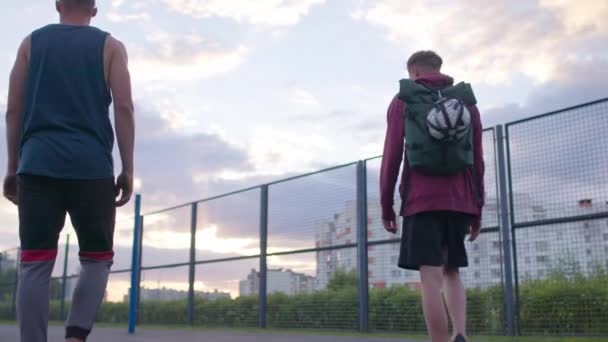 Equipo de fútbol salir en el patio de recreo — Vídeo de stock