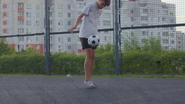 Amateur man practicing soccer skills — Stock Video