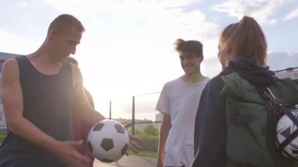 Fußballmannschaft geht auf Spielplatz — Stockvideo