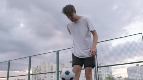 Amateur man practicing soccer skills — Stock Video