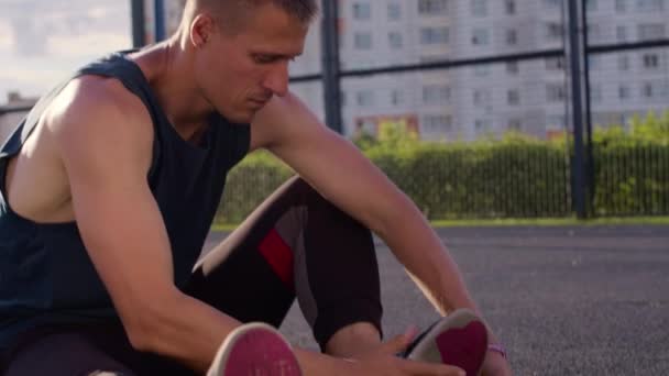 Hombre grabando alrededor de una zapatilla de deporte con fugas — Vídeos de Stock
