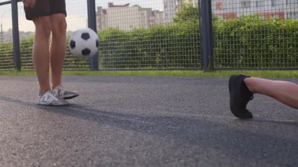 Jugadores aficionados haciendo un calentamiento — Vídeo de stock