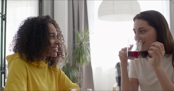 Friends talking and drinking coffee — Stock Video