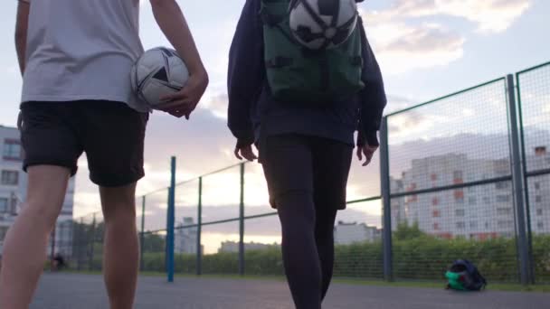 Футбольная пара выходит на детскую площадку — стоковое видео
