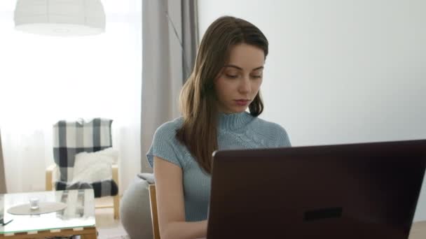 Cara de mulher olhando para monitor — Vídeo de Stock