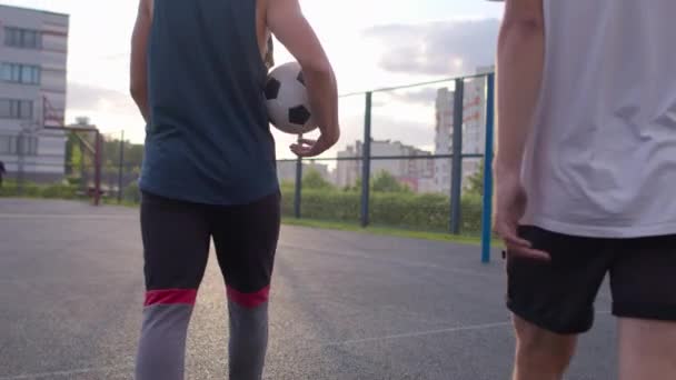 Equipa de futebol a sair no parque infantil — Vídeo de Stock