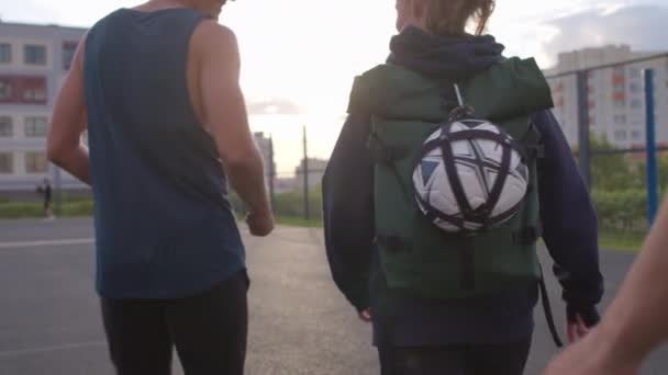 Equipa de futebol a sair no parque infantil — Vídeo de Stock