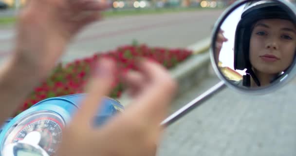 Giovane donna gira lo specchio su uno scooter retrò — Video Stock