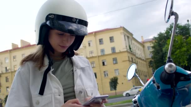 Mujer motociclista se puso el casco — Vídeos de Stock