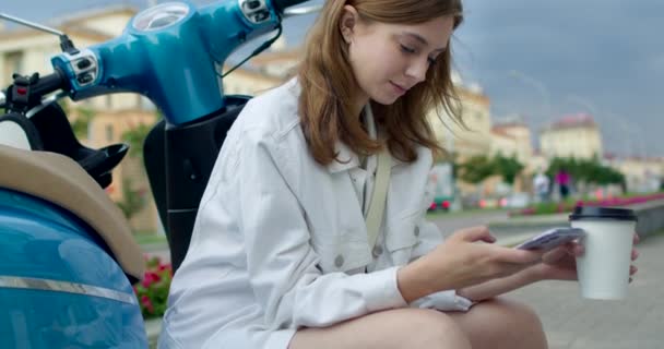 Ragazza siede in bicicletta e beve caffè — Video Stock