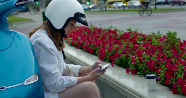 Женщина байкер надел шлем — стоковое видео