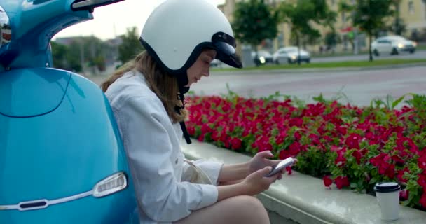 Kobieta rowerzysta umieścić na kask — Wideo stockowe