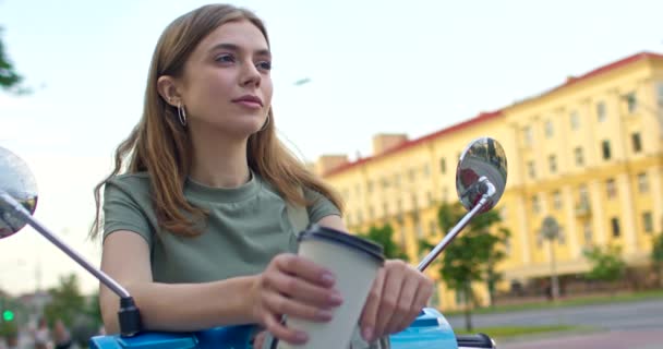 Girl sits on bike and drinks coffee — Stock Video