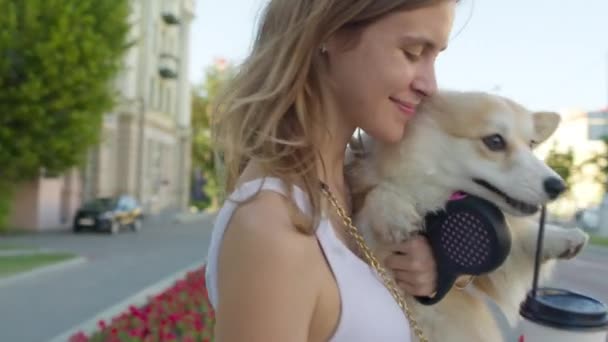 Mujer feliz abrazando perro corgi — Vídeo de stock