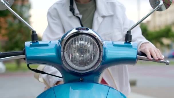 Někdo se otočí na motorce — Stock video