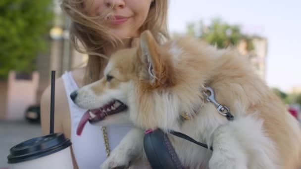 Glückliche Frau umarmt Corgi-Hund — Stockvideo