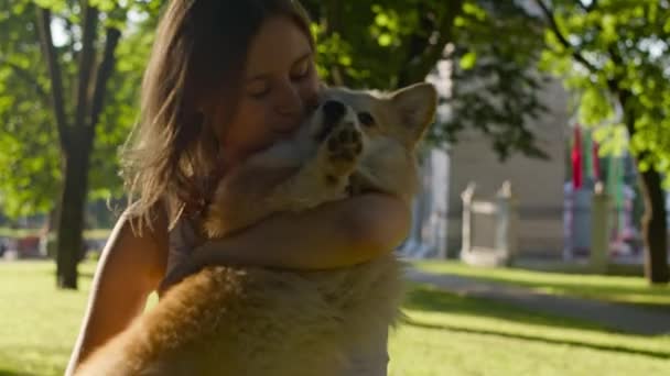 Szczęśliwa kobieta przytulająca corgi dog — Wideo stockowe