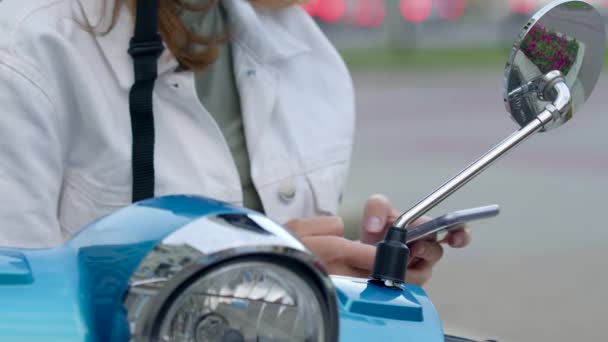 Donna motociclista messo su casco — Video Stock