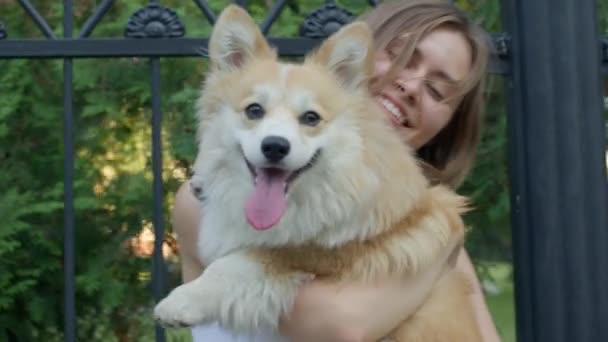 Szczęśliwa kobieta przytulająca corgi dog — Wideo stockowe