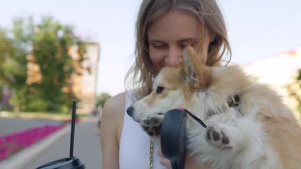 Mujer feliz abrazando perro corgi — Vídeos de Stock
