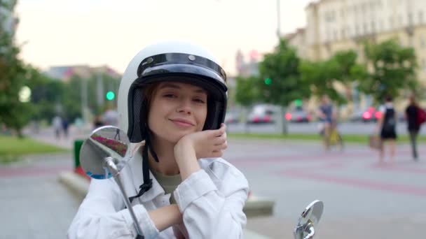 Κορίτσι κάθεται στο ποδήλατο και πίνει καφέ — Αρχείο Βίντεο