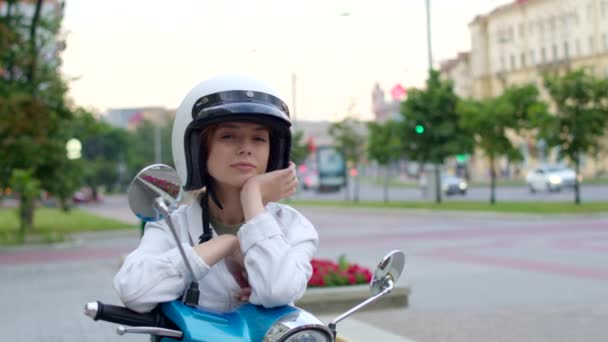 Chica se sienta en bicicleta y bebe café — Vídeos de Stock