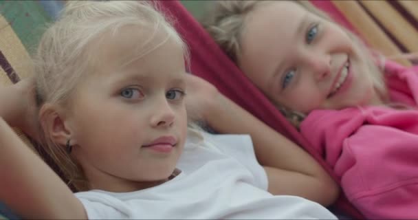 Twee zusters met rust in hangmat — Stockvideo