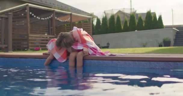 Happy sisters wrapped in towel — Stock Video