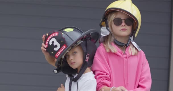 消防士用ヘルメットの2人の姉妹 — ストック動画
