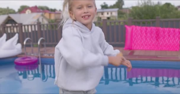 Kind vergnügt sich am Pool — Stockvideo