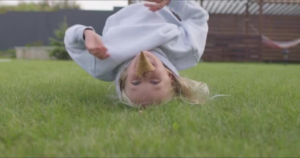 Girl doing somersaults on the grass — Stock Video