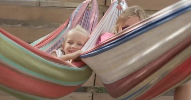 Twee zusters met rust in hangmat — Stockvideo