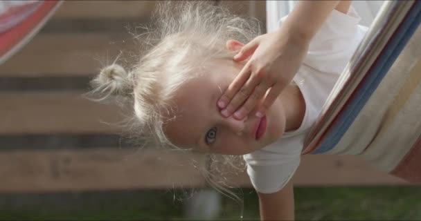 Schattig meisje in kleurrijke hangmat — Stockvideo