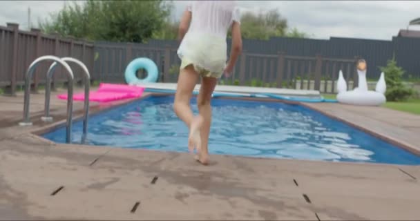 Menina saltar para a piscina — Vídeo de Stock