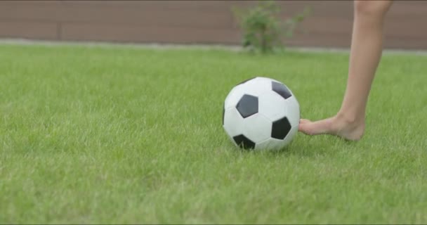 Çocukların ayakları futbol topuyla oynuyor. — Stok video